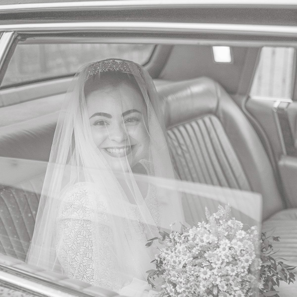 La novia saludando a la llegada a la iglesia durante sesión de fotografía de bodas en Cádiz