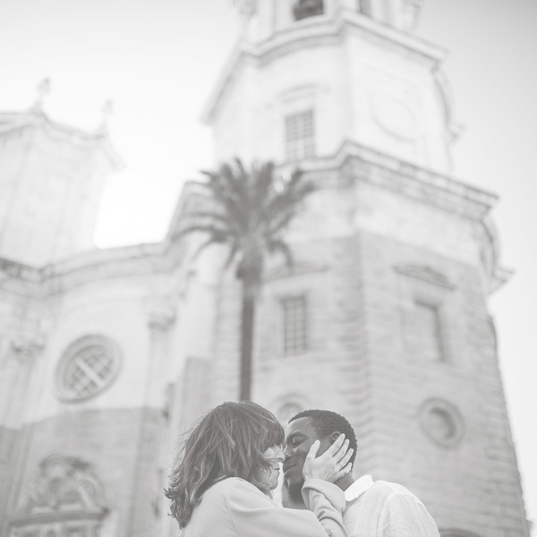 Los novios besandose en la catedral de Cádiz durante la sesión de preboda en Cadiz