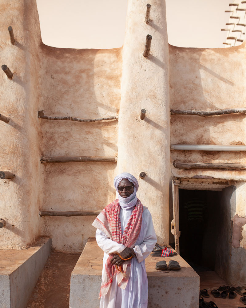Hombre con un Rosario en la gran mezquita de Bobo-Dioulasso