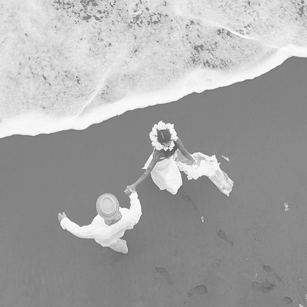 Los novios caminado en la playa durante sesión de fotografía de bodas en el Puerto de Santa Maria