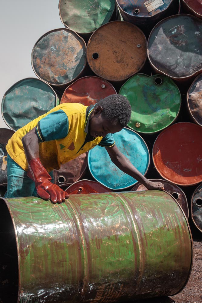 Niño trabajador en el taller de reciclaje de bidones. Senegal