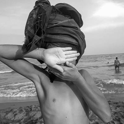 retrato de niña con turbante en la playa