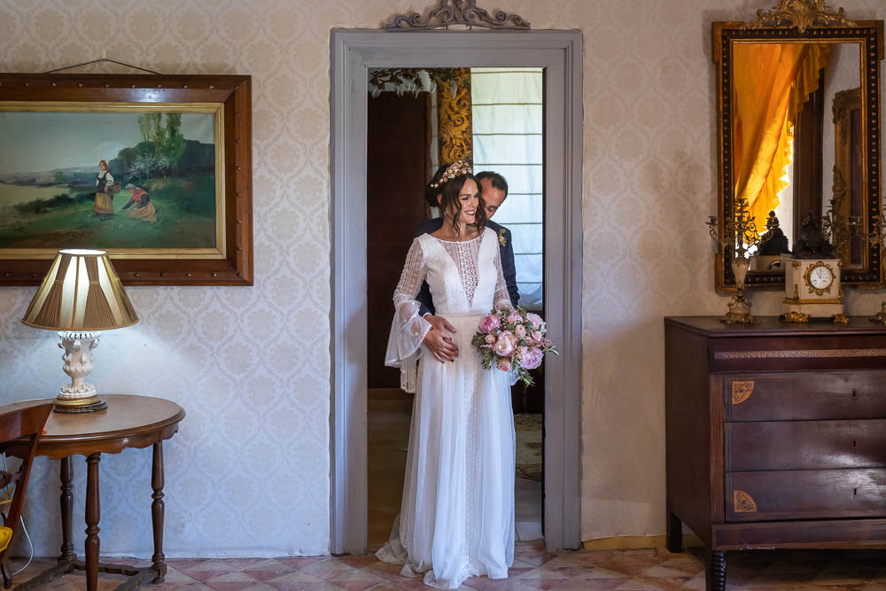 Los novios abrazados posando durante sesión de fotografía de bodas en Jerez de la Frontera, Cádiz