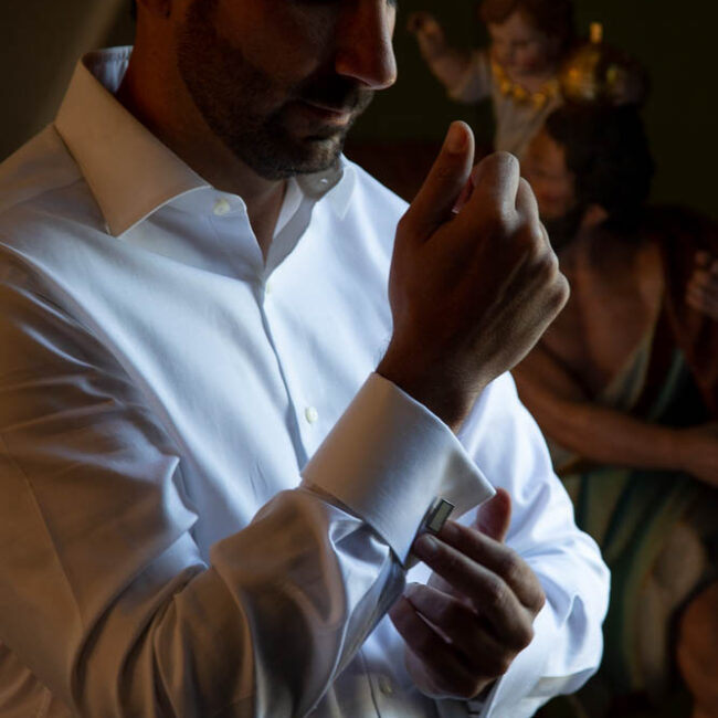 Novio abrochandose gemelos en fotografía de bodas en Cádiz