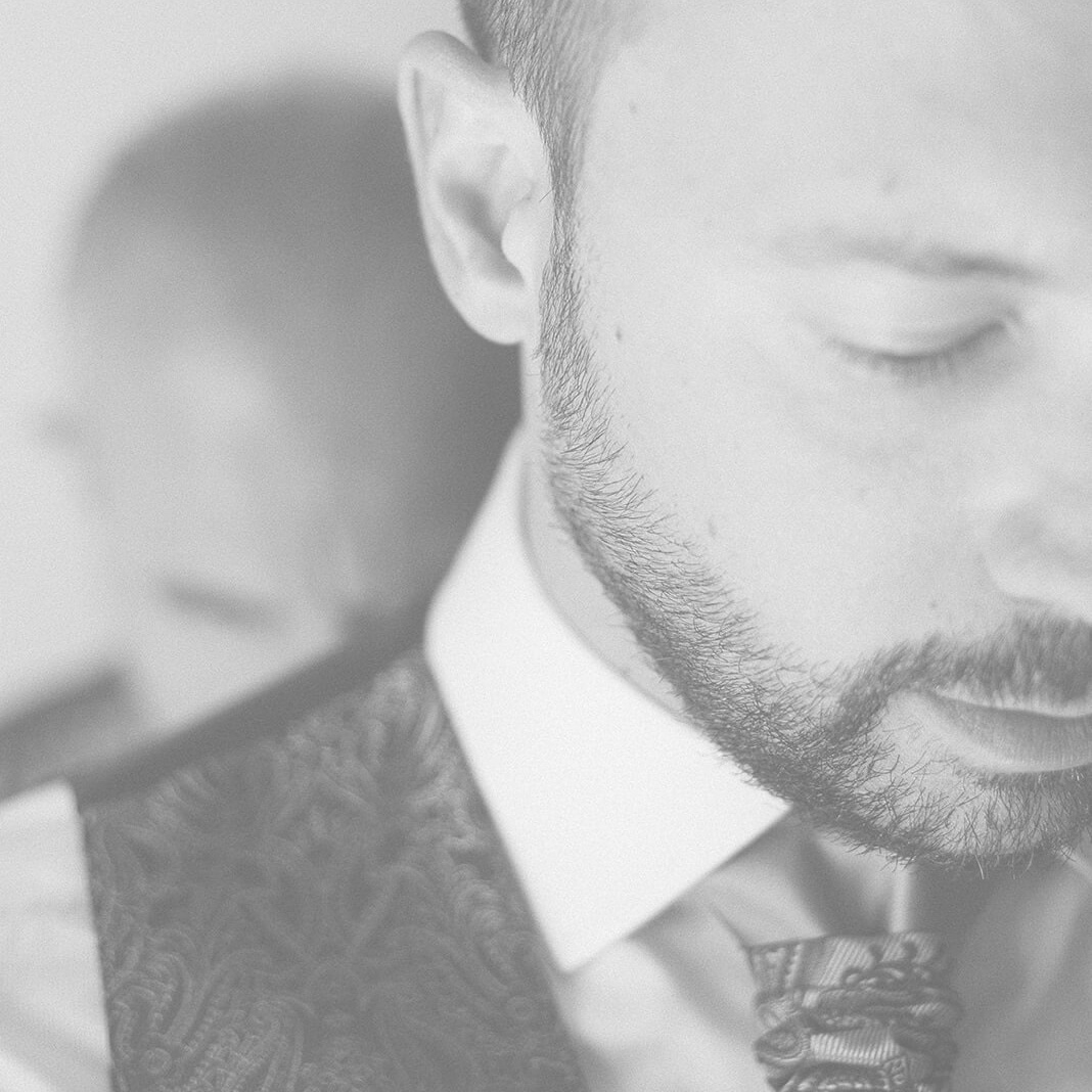 primer plano del novio durante reportaje de bodas en Jerez, Andalucía