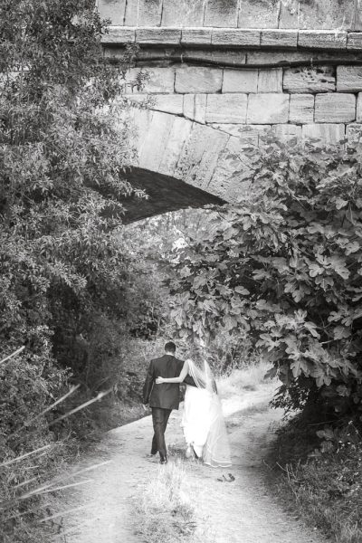 fotografía de bodas en Sevilla: pareja de novios caminando abrazados
