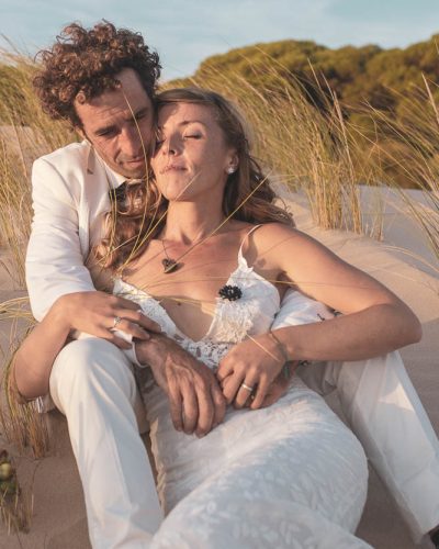 novios relajados intimamente durante sesión de fotografía de bodas en playa de Bolonia, Cádiz